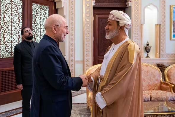 سلطان عُمان هيثم بن طارق يستقبل رئيس مجلس الشورى الإيراني وكبير المفاوضين محمد باقر قاليباف في مسقط، في 23 حزيران/يونيو 2026. (وكالة الأنباء العُمانية)