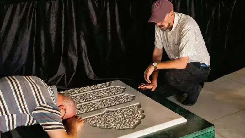 إسحاق هوريتز عند ضريح السيد حسن نصرالله (متداول).