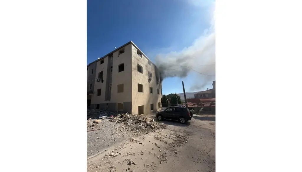 غارة إسرائيلية تستهدف شقة سكنية في النبطية الفوقا وتفجيرات متواصلة جنوبي لبنان