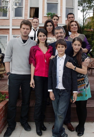 فريق عمل مسلسل العشق الممنوع.