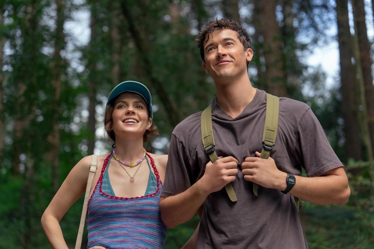 إميلي بادر وتوم بليث في مشهد من فيلم People We Meet on Vacation. (Netflix)
