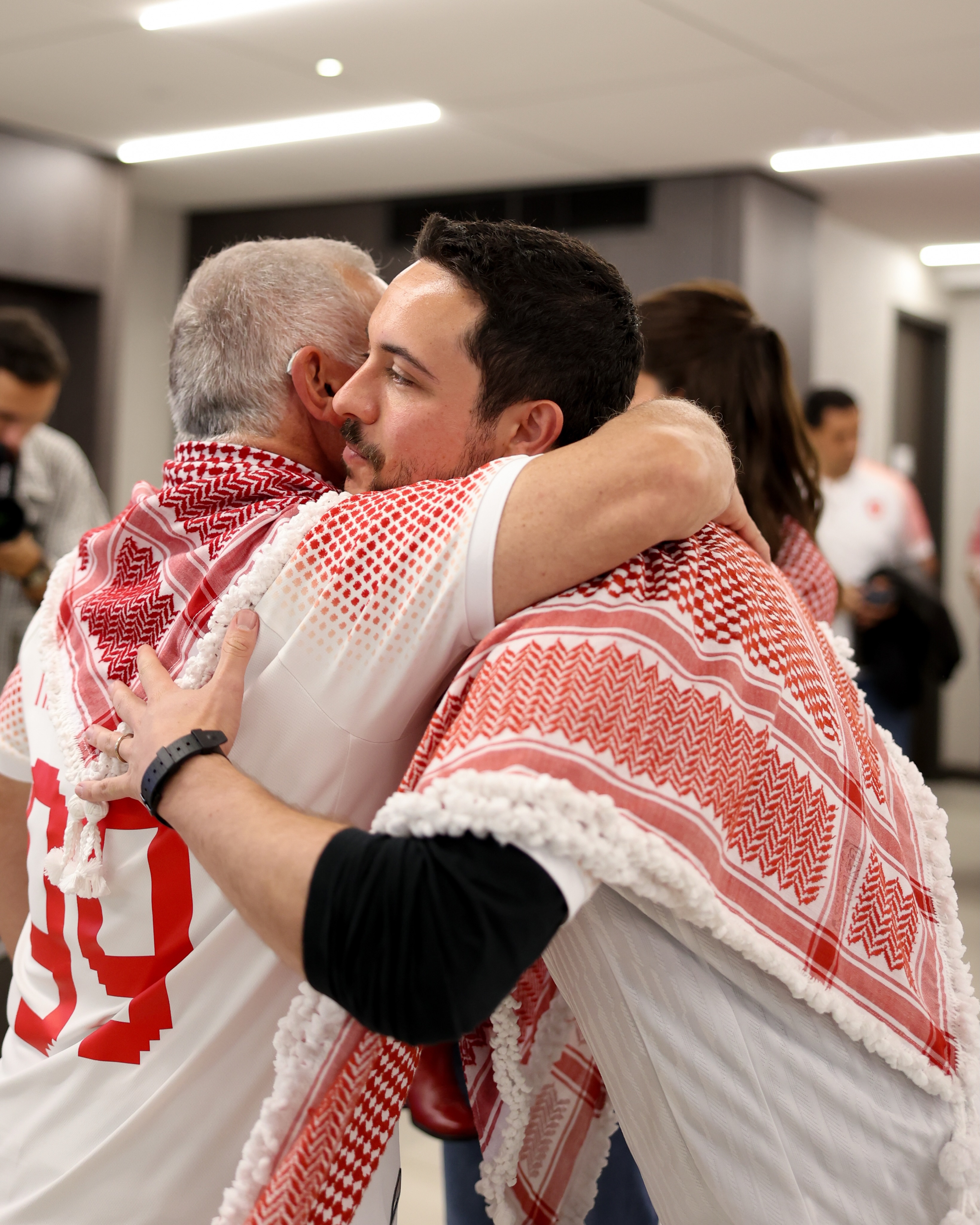 الامير الحسين يعانق والده الملك عبدالله الثاني في كأس العالم 2026 (انستغرام)
