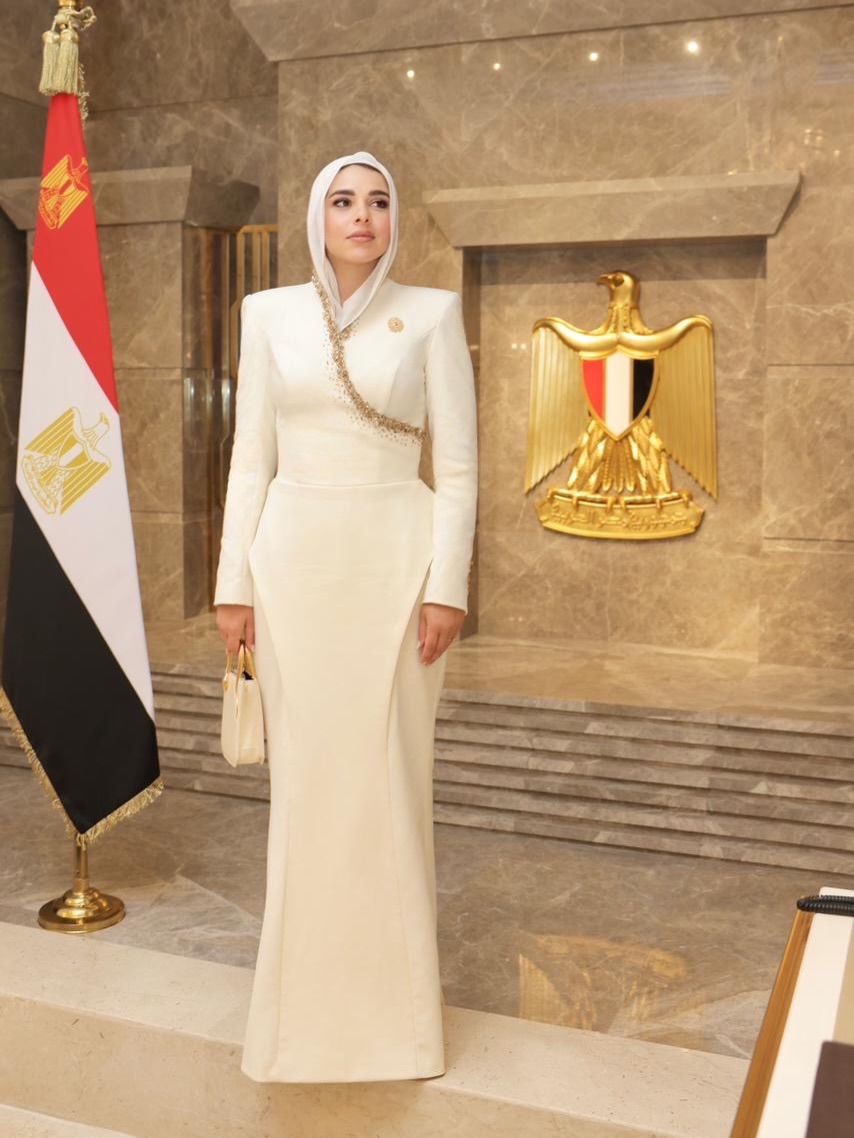 آية السيسي بفستان أبيض يحتفي بالحضارة المصرية من تصميم مرام برهان بالأوكتاغون (انستغرام)