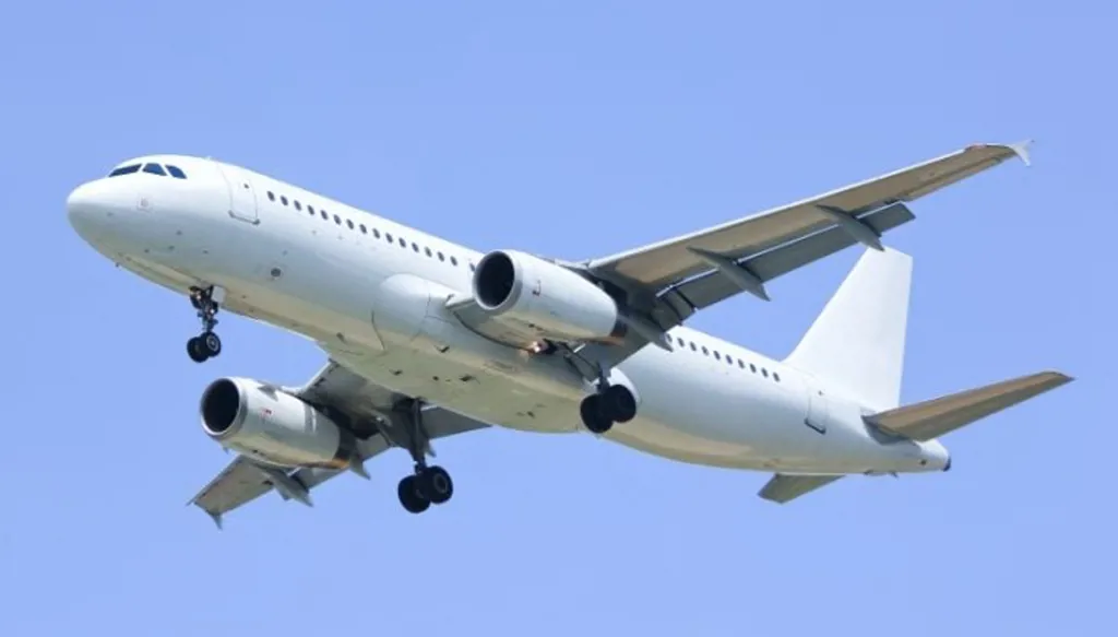 شركات الطيران تعيد حساباتها... والمسافر أيضاً: نقص في الإمدادات وتكاليف قياسية