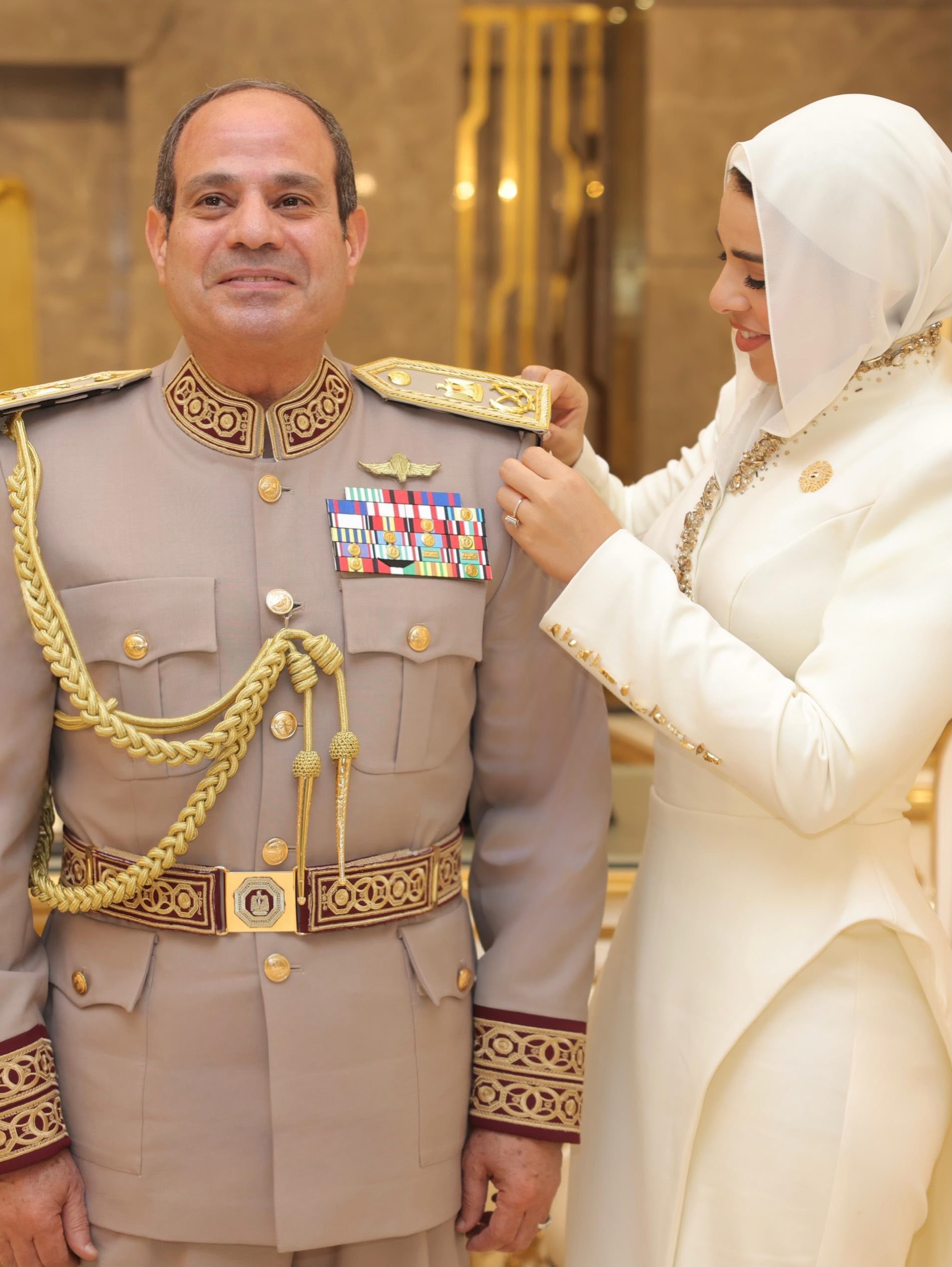 آية السيسي بفستان أبيض يحتفي بالحضارة المصرية من تصميم مرام برهان بالأوكتاغون (انستغرام)