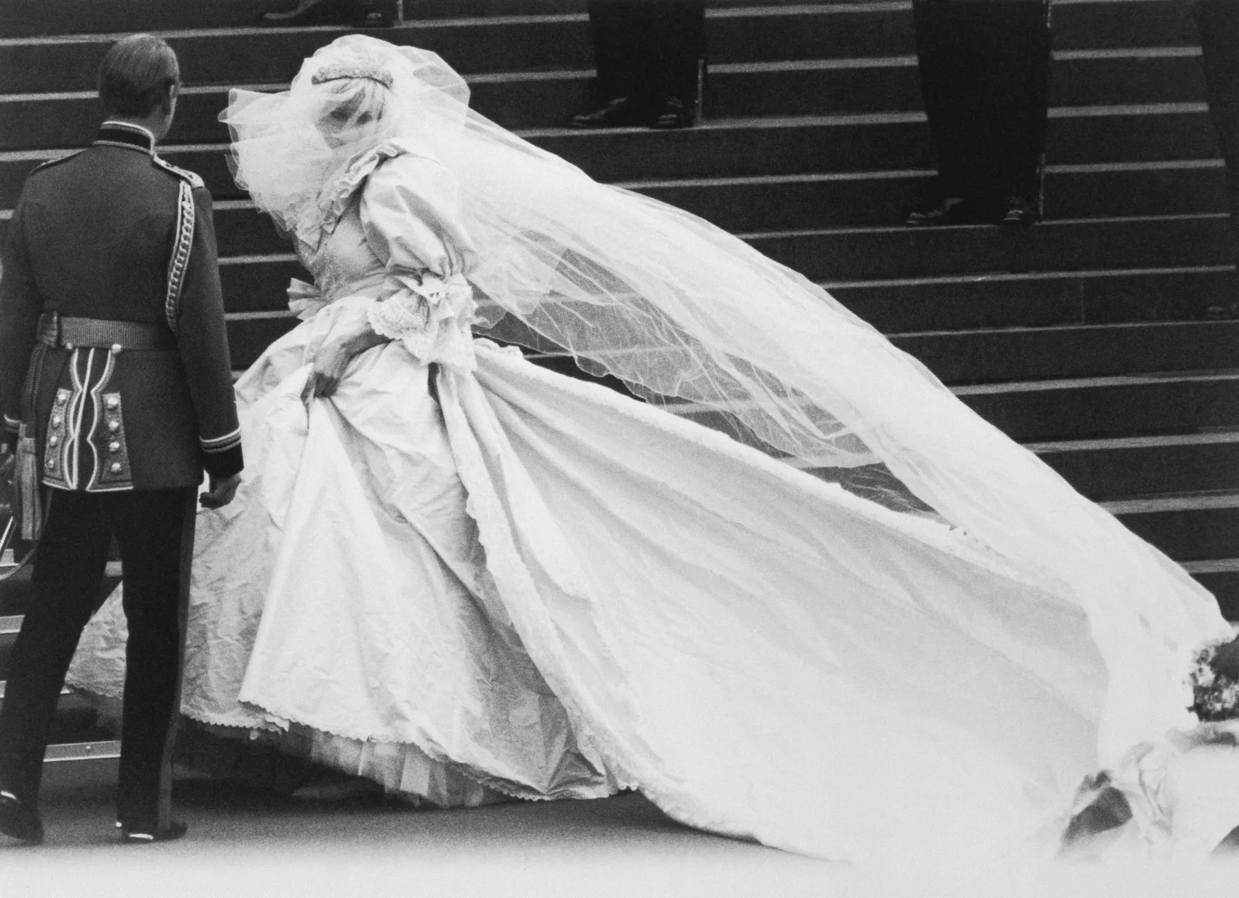 الأميرة ديانا تصل إلى كاتدرائية القديس بولس في يوم زفافها. (Bettmann Archive)