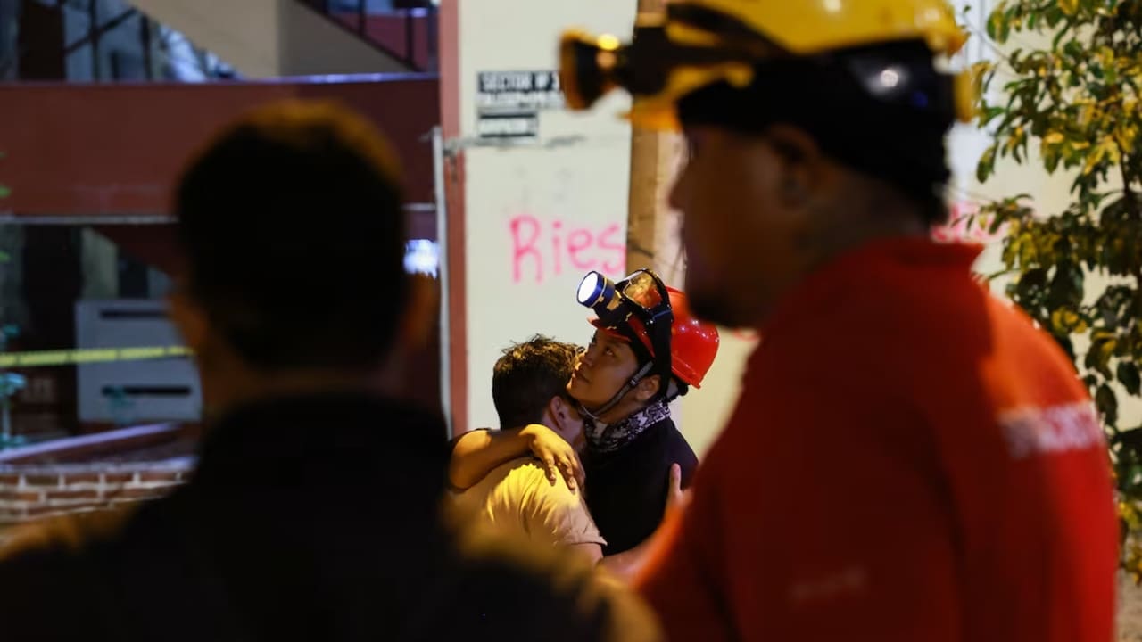 محاولات لانقاذ رجل من تحت الانقاض
