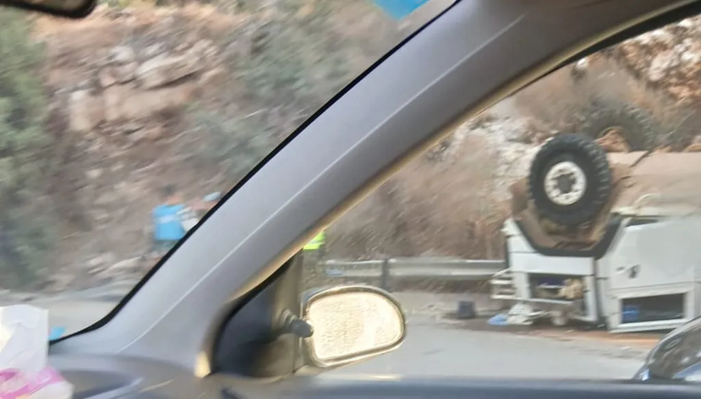 بالصور-  انقلاب آلية لليونيفيل على طريق الجية