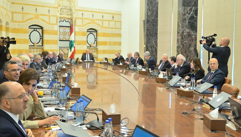 جلسة للحكومة اللبنانيّة في بعبدا لبحث تقرير الجيش وتصحيح الرّواتب (صور)