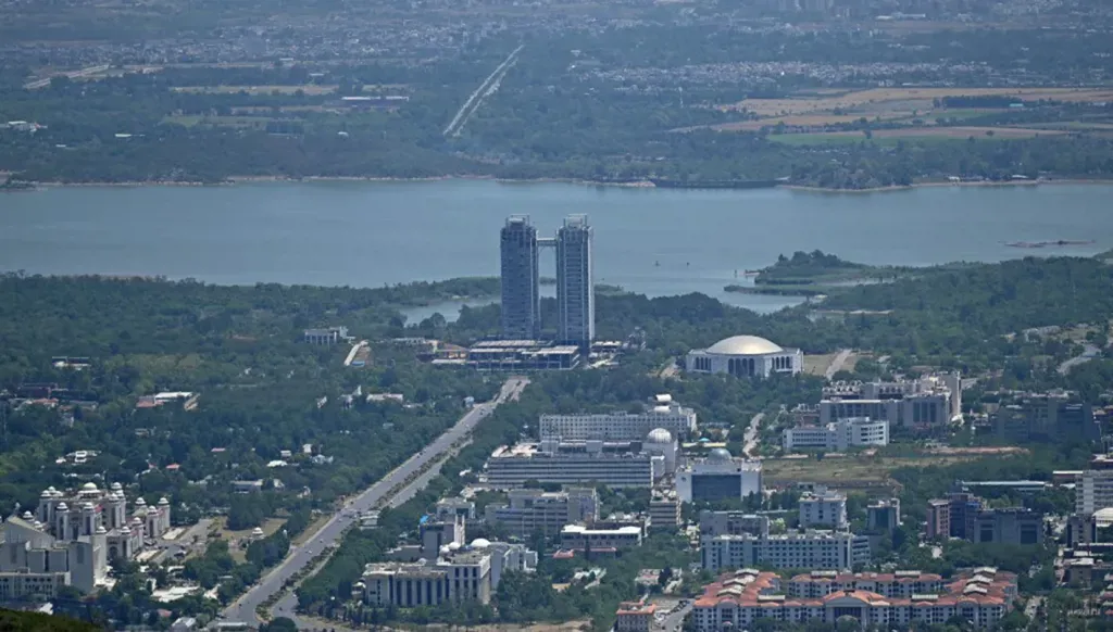 إيران "تشترط" وقف الهجمات على لبنان قبل إرسال وفدها إلى باكستان