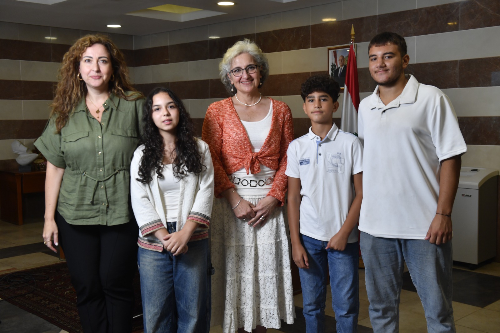 وزير التربية ريما كرامي تتوسط تلاميذ والزميلة ديانا سكيني (حسام شبارو)