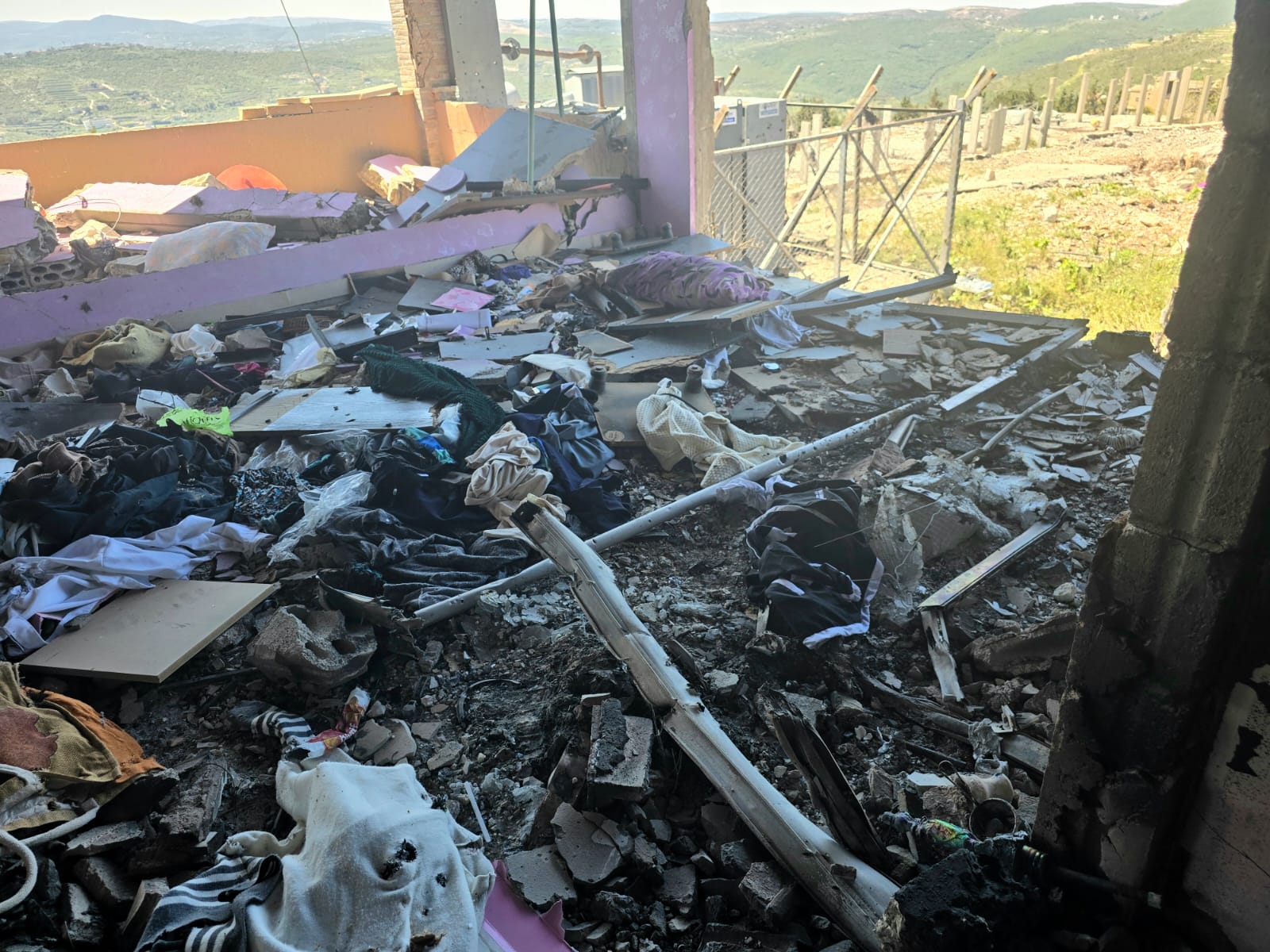 منزل التهمته النار.