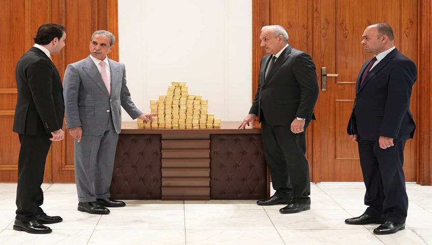رئيس مجلس القضاء الأعلى فائق زيدان (الثاني إلى يسار الصورة) ومسؤولون أمام سبائك ذهبية مستعادة خلال الحملة. (مجلس القضاء الأعلى)