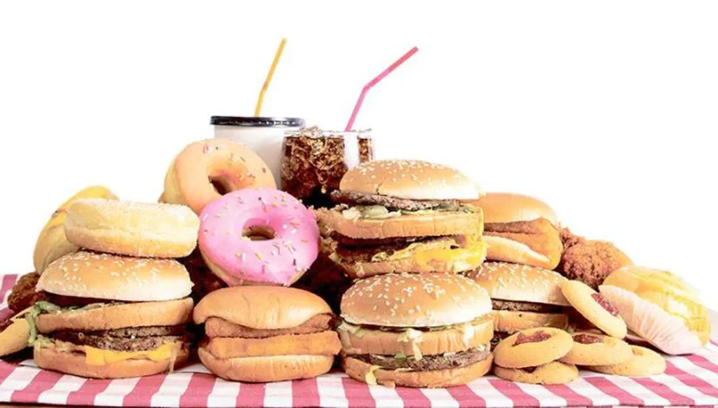 في بريطانيا... حظر إعلانات الأطعمة غير الصحية لحماية الأطفال!