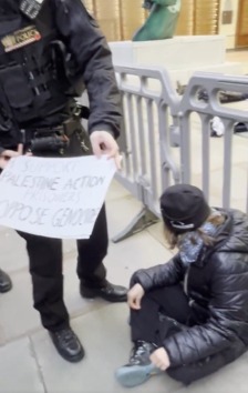 توقيف الناشطة السويدية غريتا تونبرغ أثناء تظاهرة في لندن (إكس)