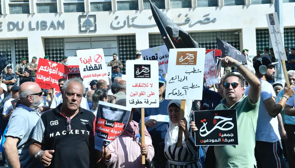 بالفيديو- وقفة لـ"صرخة المودعين" أمام مصرف لبنان: الحل بالمحاسبة وتحمّل الدولة مسؤولياتها