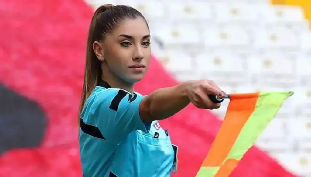 بعد فضيحتها الشهيرة... الحكمة التركيّة إليف كارا أرسلان تعود إلى الملاعب (صور)