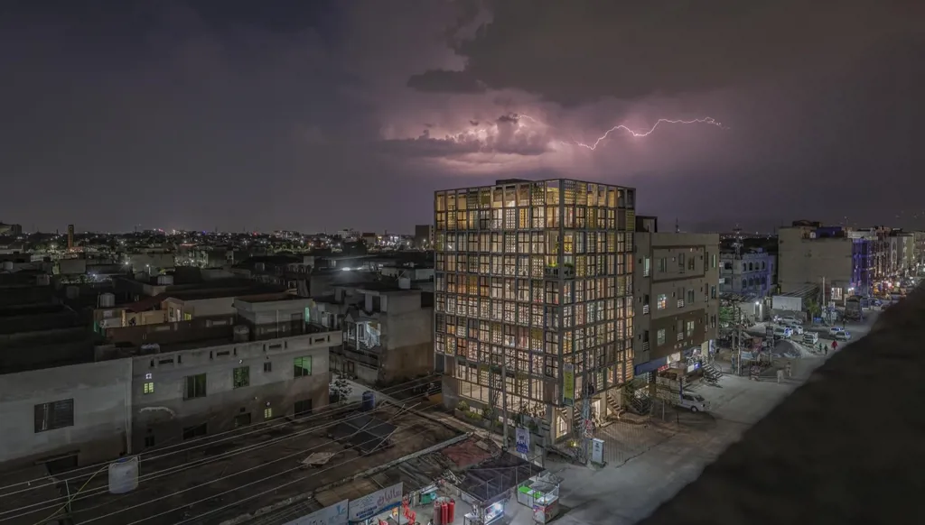 التفاؤل والعمارة: رحلة في كتاب جائزة الآغا خان للعمارة