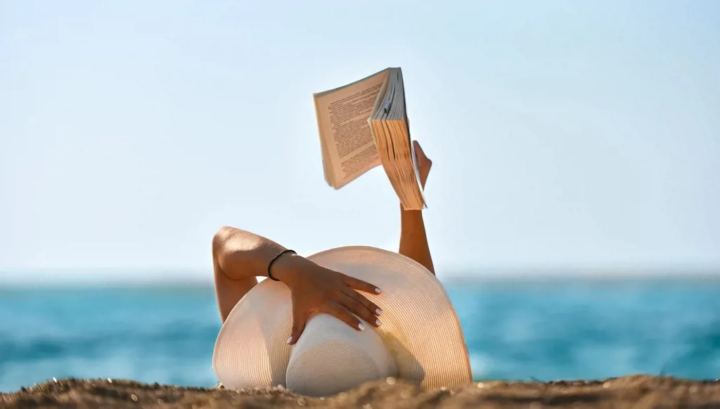 قراءات الصيف... كتابك يُفرمل إيقاع الزمن