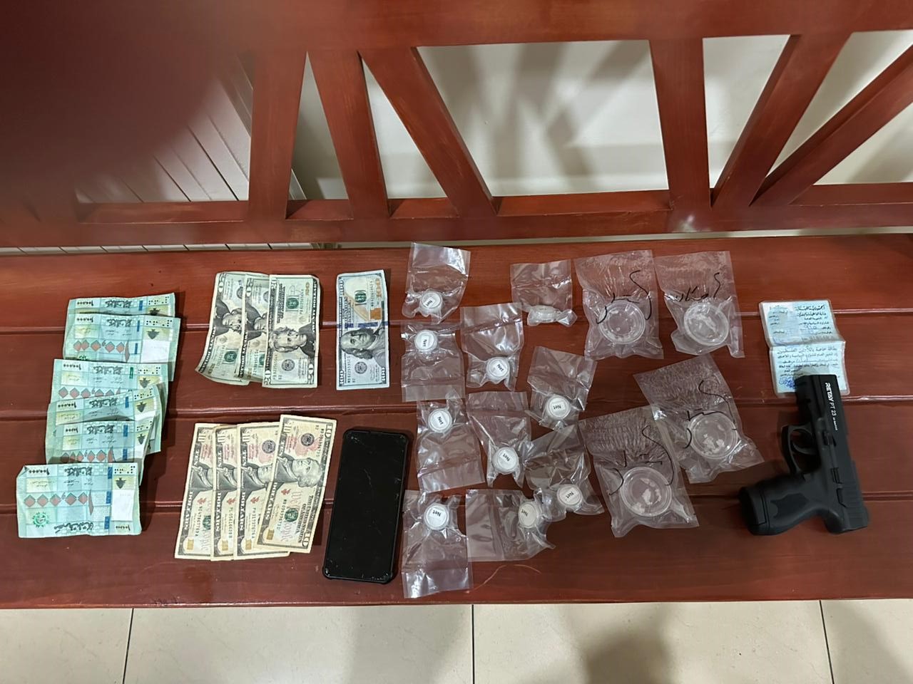 مضبوطات عثر عليها مع الموقوف (قوى الأمن الداخلي)