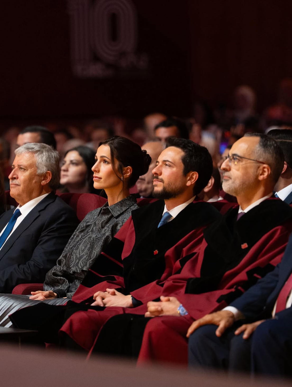 إطلالة الأميرة رجوة الحسين في حفل تخريج جامعة الحسين التقنية الى جانب ولي العهد الأردني (انستغرام)