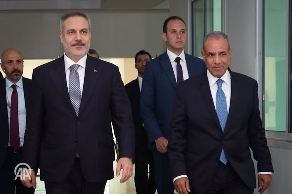 وزير الخارجية التركي هاكان فيدان (يسار) ونظيره المصري بدر عبد العاطي (الأناضول)