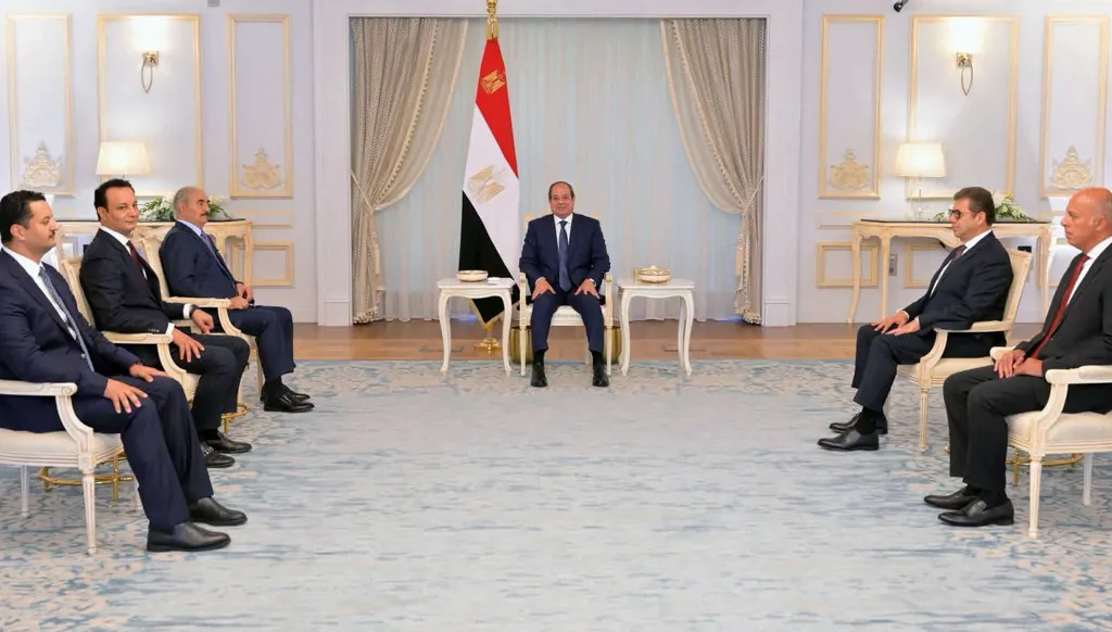  الرئيس عبد الفتاح السيسي مستقبلاً خليفة حفتر (الرئاسة المصرية). 