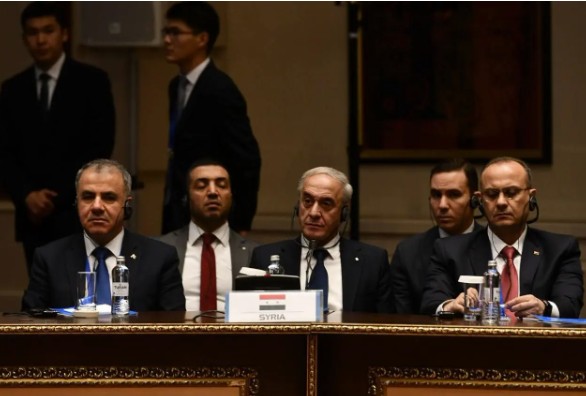 كمال الحسن، أقصى اليسار، أثناء مؤتمر حول سوريا في أستانا، كازاخستان، 2023. 