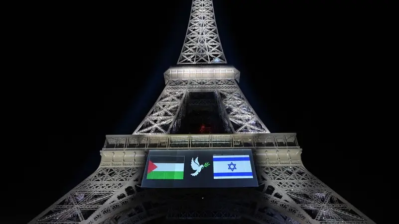 العلم الفلسطيني والإسرائيلي على برج إيفل في باريس عشية اعتراف فرنسا رسمياً بدولة فلسطين (أ ف ب)