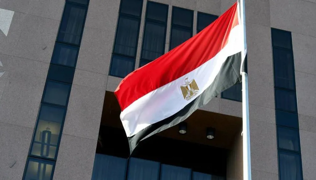 علم مصر أمام مبنى وزارة الخارجية في القاهرة. (اكس)