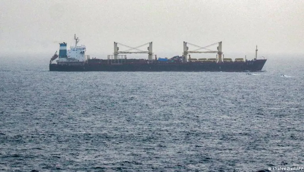 البحرين تشيد بإنقاذ حرس السواحل الإماراتي طاقم ناقلة نفط في الخليج