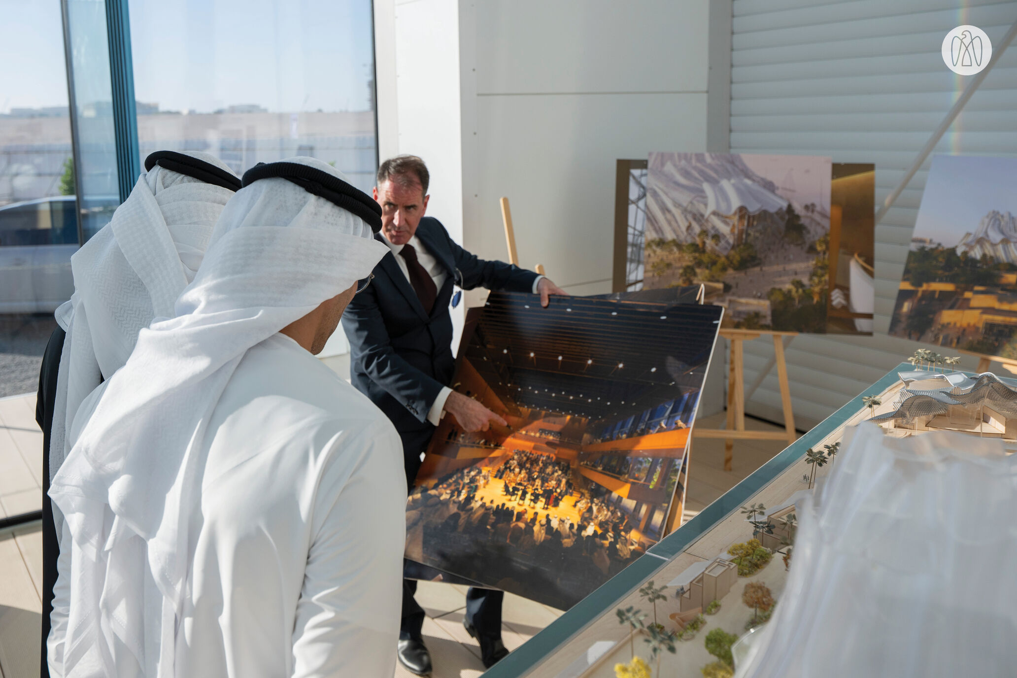 الشيخ خالد بن محمد بن زايد يطّلع على التصاميم الأولى للمشروع. (مكتب أبوظبي الإعلامي)