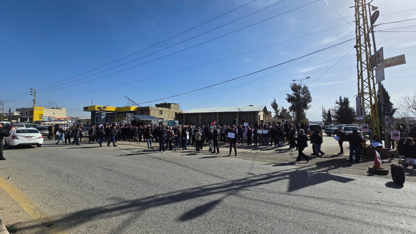 وقفة احتجاجية على طريق عام بعلبك (لينا اسماعيل).