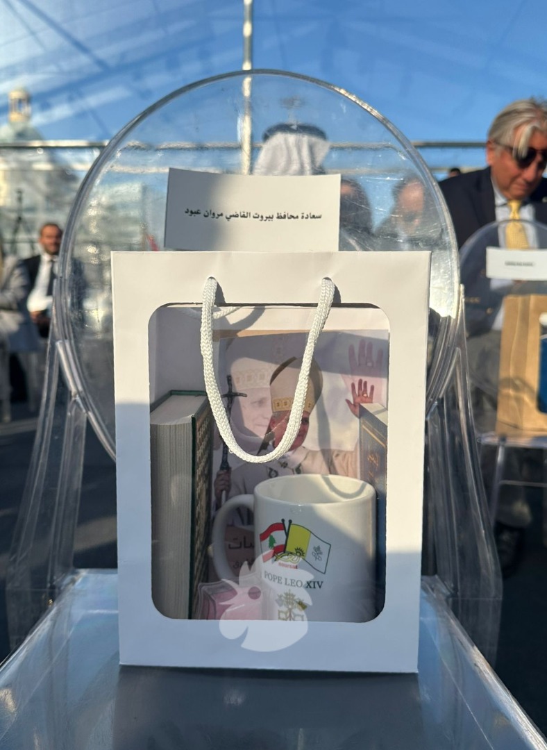 الهدايا على الكراسي في الخيمة  (جاد فقيه)