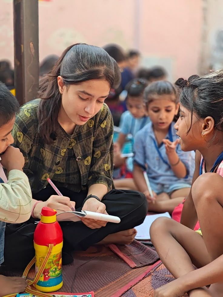 شابة تساعد في رعاية الأولاد (Pinterest)