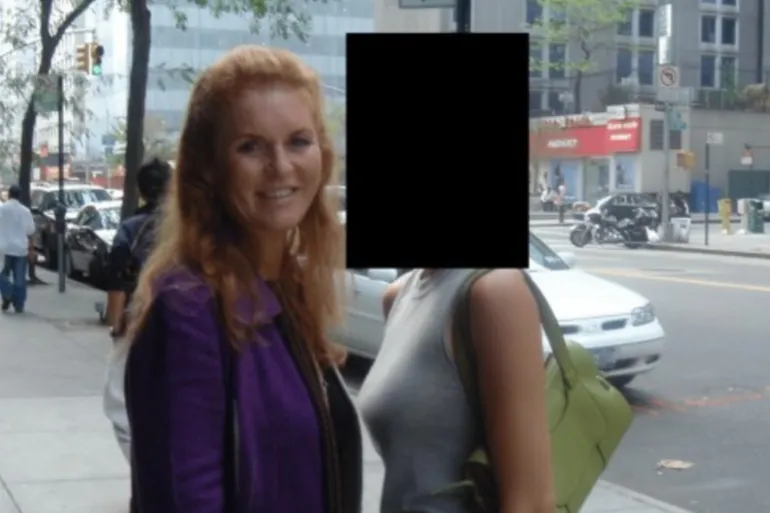 سارة فيرغسون تظهر في يسار الصورة (وزارة العدل الأمريكية)