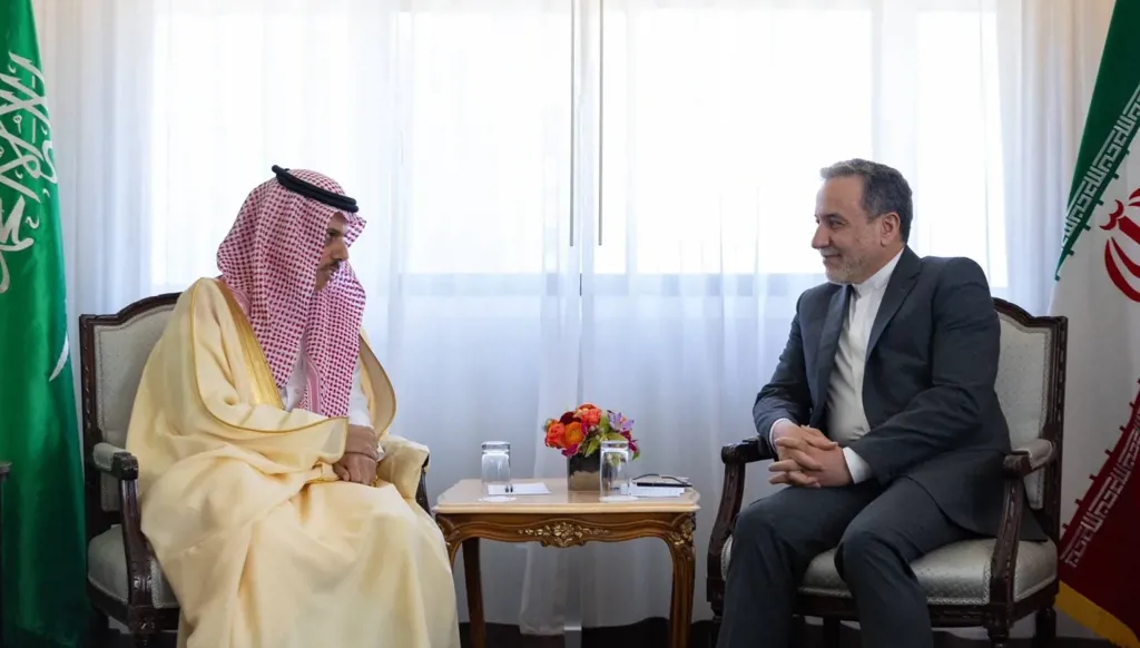 اتصال بين بن فرحان وعراقجي... وبحثٌ في سبل الحد من وتيرة التوتر