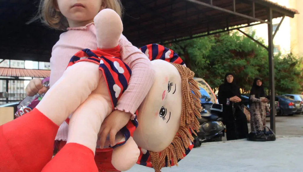 كيف يجيب الأهل على أسئلة أطفالهم في ظروف الحرب؟