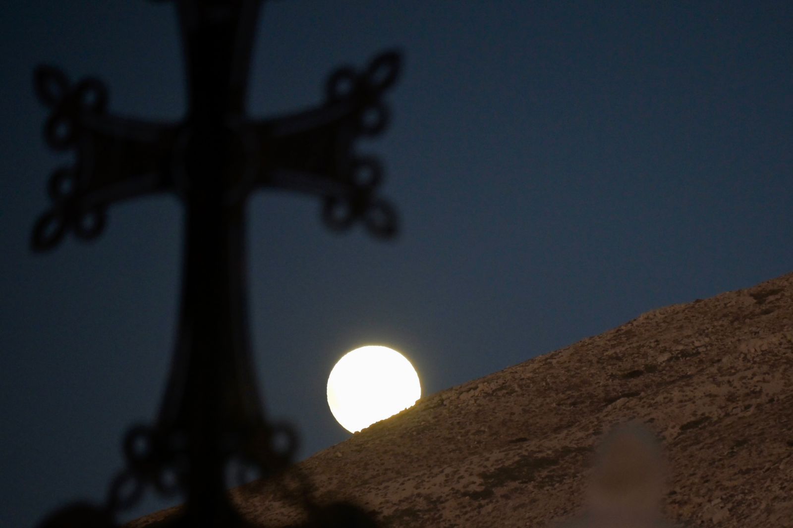 مشهد من رصد خسوف القمر في لبنان (نبيل إسماعيل)