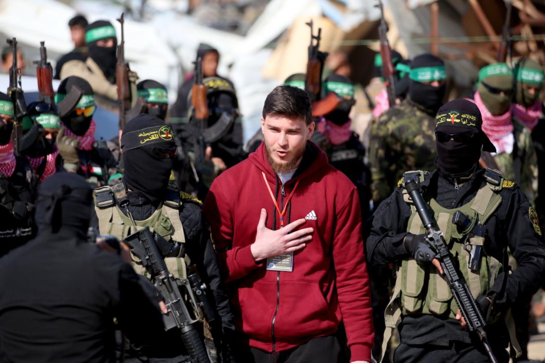 صورة للرهينة ساشا ألكسندر تروفانوف وزعتها وكالة فرانس برس في 15 شباط/فبراير 2025 (AFP / Eyad BABA)