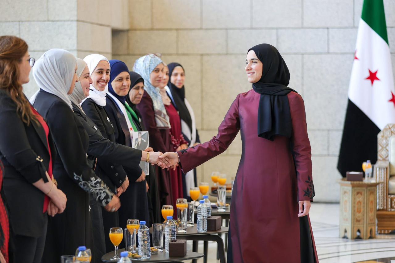 لطيفة الدروبي تصافح النساء (إنترنت)