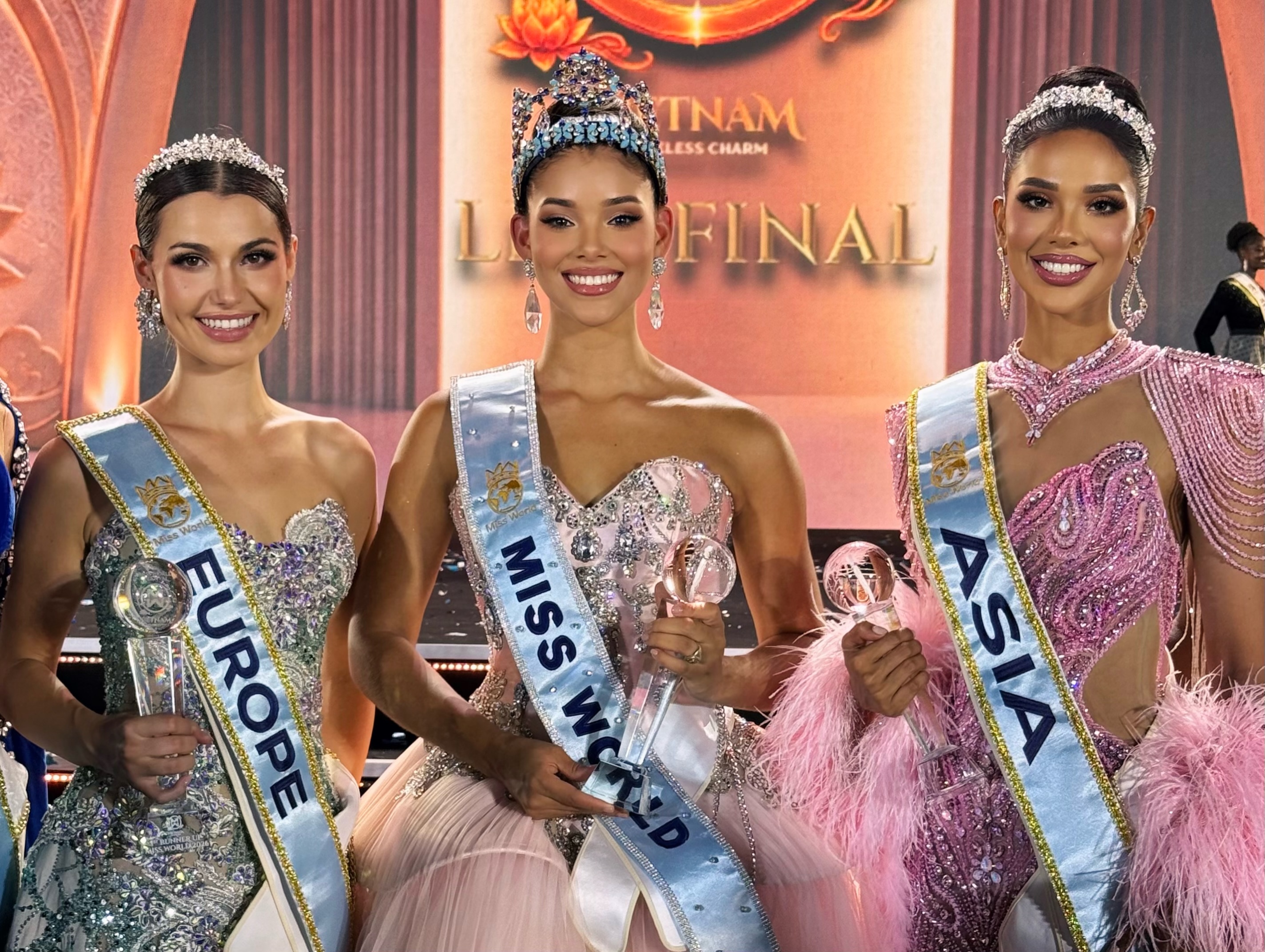جوهيري مولا ملكة جمال العالم 2026 مع الوصيفة الأولى إليزابيث رينيس ألابيرن من إسبانيا (اليسار) والوصيفة الثانية تانوسيا تشيتي من ماليزيا (اليمين)