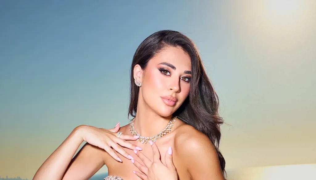 بيرلا حرب تتألّق بالكريستال الذهبي والفضّي على مسرح ملكة جمال العالم