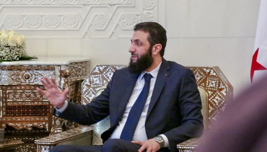 هندسة المرحلة الانتقالية في سوريا: "اجتثاث" شامل وكل السلطات بيد الشرع