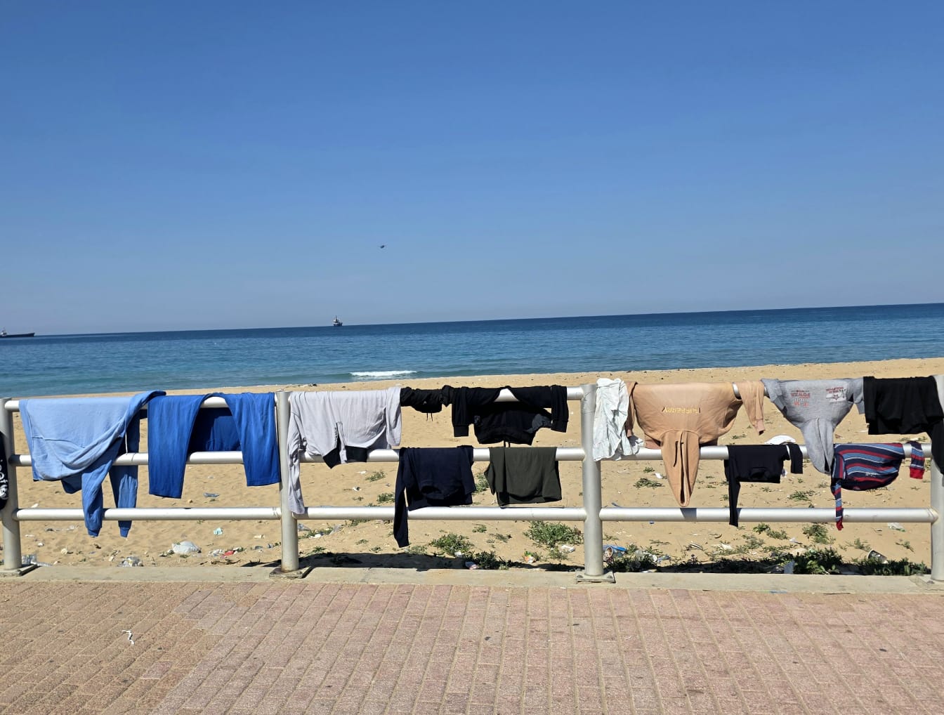 ينشرون ثيابهم على درابزين الأوتوستراد.