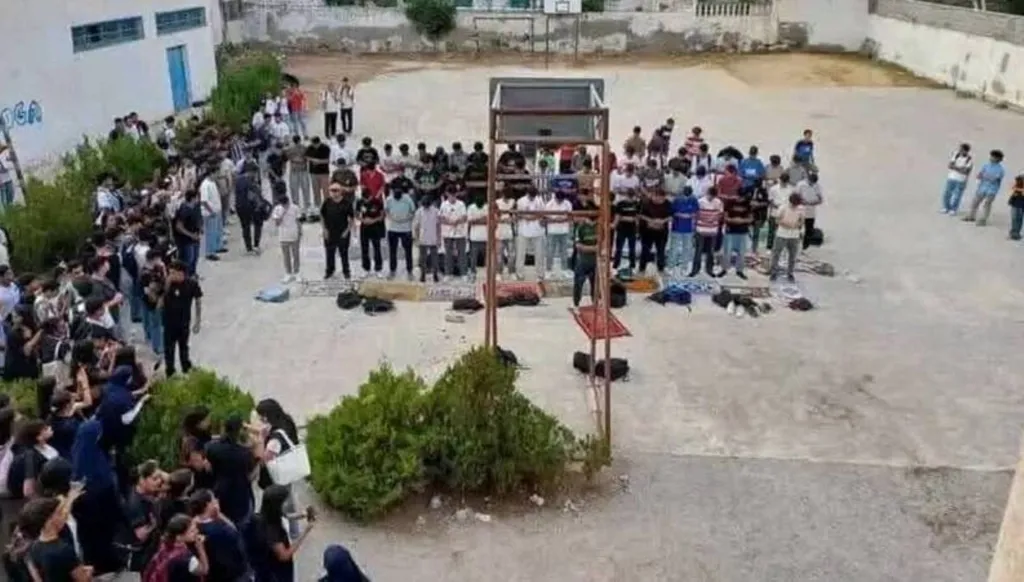 جدل الصلاة في المدارس إلى الواجهة من جديد: هل يسعى إسلاميو تونس الى تكرار سيناريو التسعينات؟