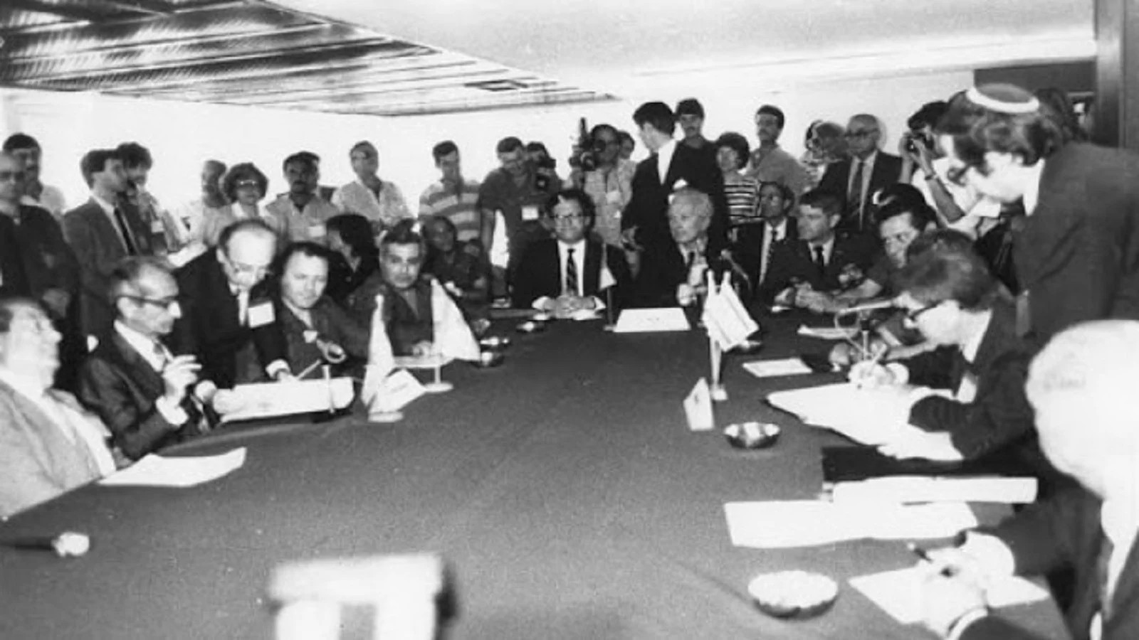 الوفدان اللبناني والإسرائيلي خلال توقيعهما اتفاقا في 17 أيار 1983 (أرشيف)