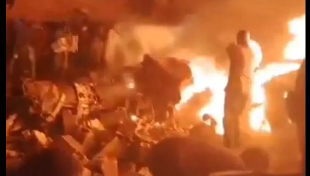 السودان... مقتل أكثر من 20 شخصاً إثر سقوط طائرة عسكرية في أم درمان (فيديو)