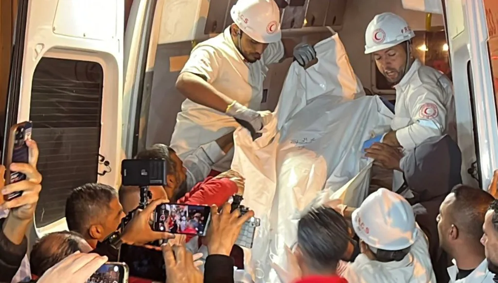 "عدم مصداقية وسلوك خطير"... "هآرتس" تكشف تفاصيل جديدة بشأن قتل 12 مسعفاً فلسطينياً في رفح