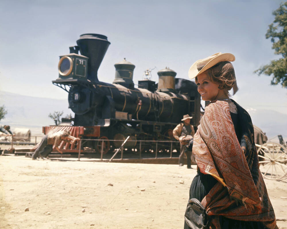 خلال تصوير ”ذات زمن في الغرب“ لسرجيو ليوني.